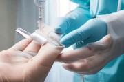 留置针使用期间如何有效预防手部肿胀？实用护理指南