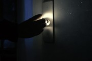 关灯，从物理操作到心灵暗喻