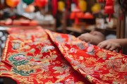 如何打造一件充满吉利寓意的服装？
